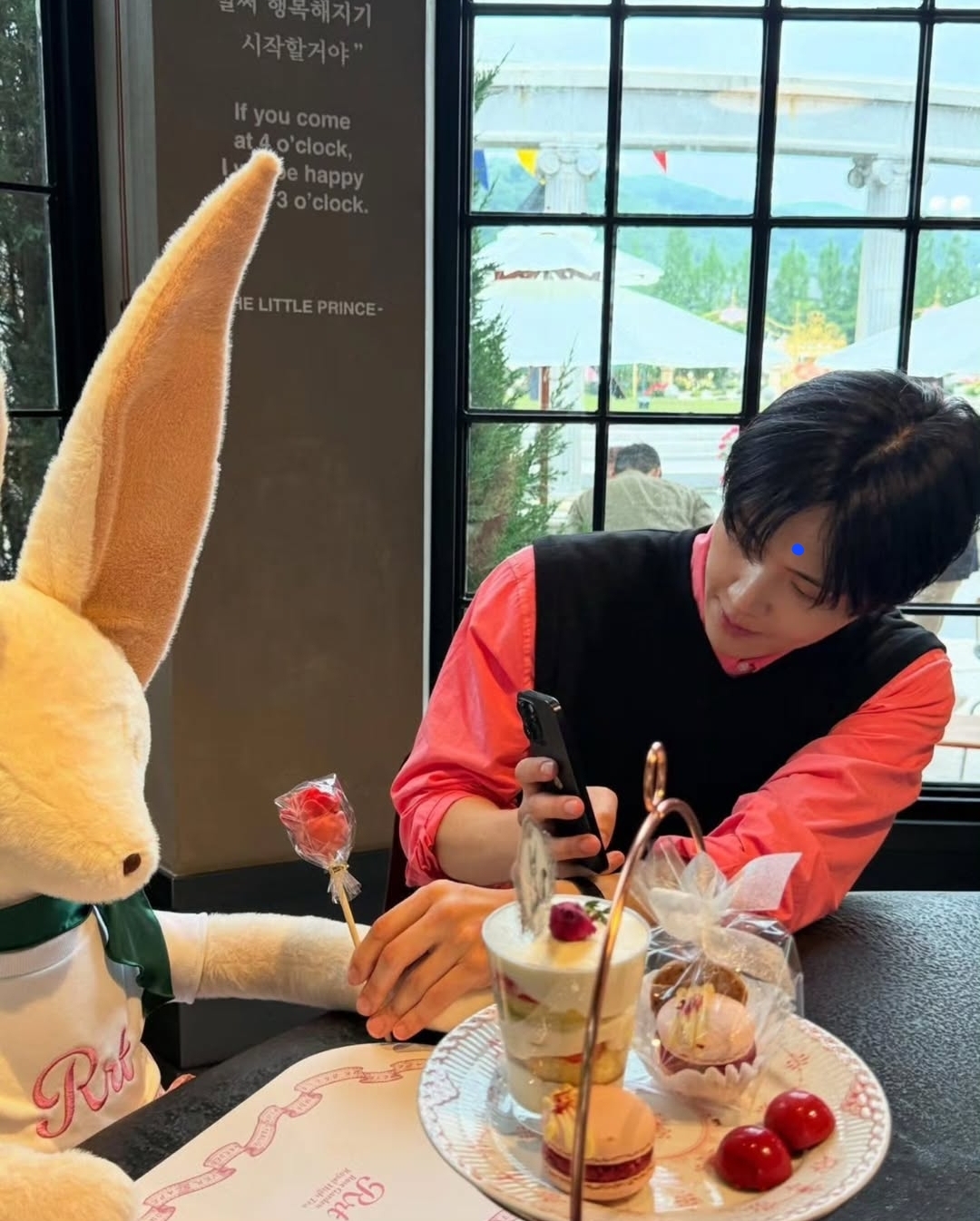 Behind-the-scenes cut of Kim Seonho