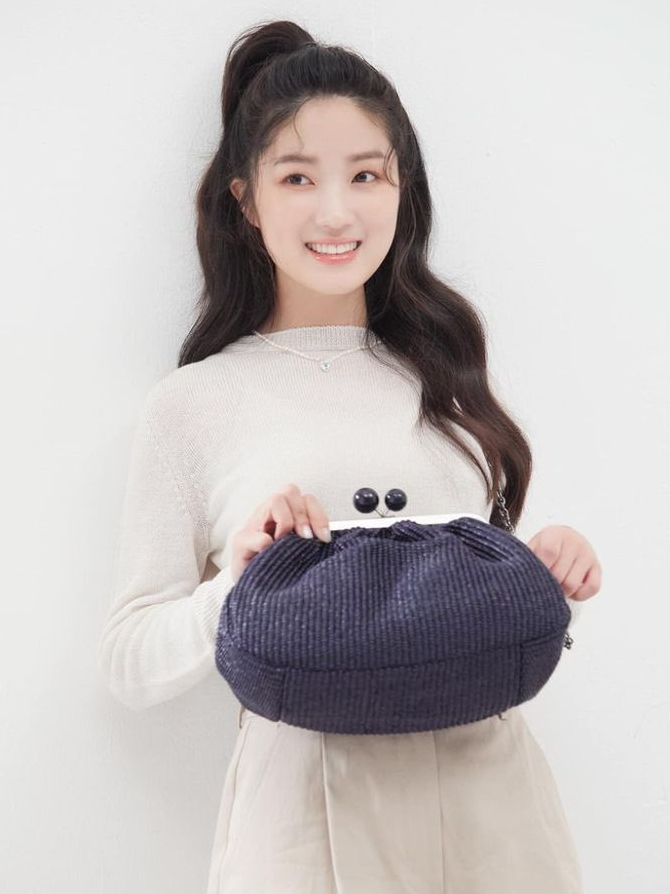 Behind-the-scenes cut of Kim Hyeyoon