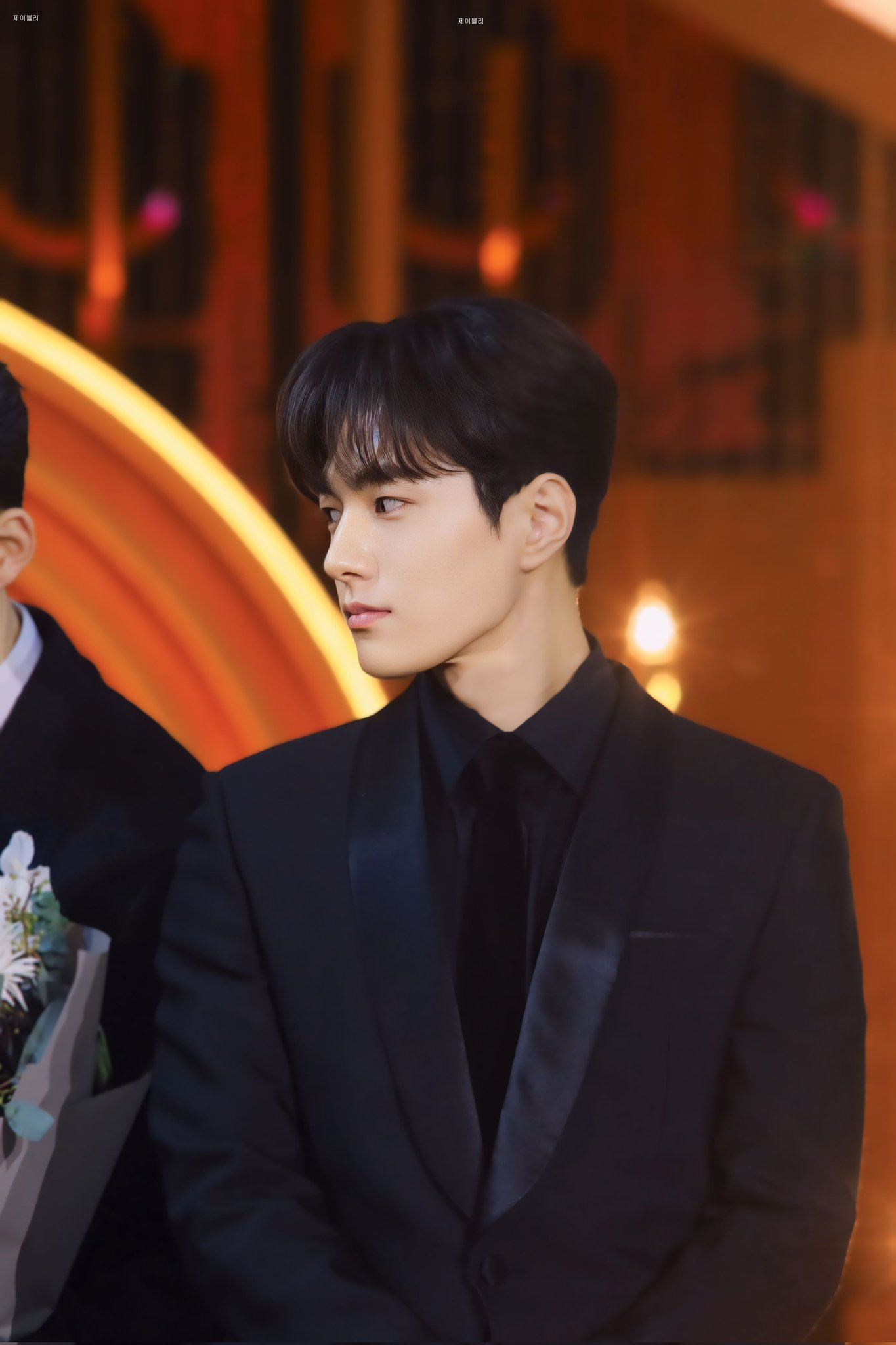 A moment captured by a fan of Kim Myungsoo (L)