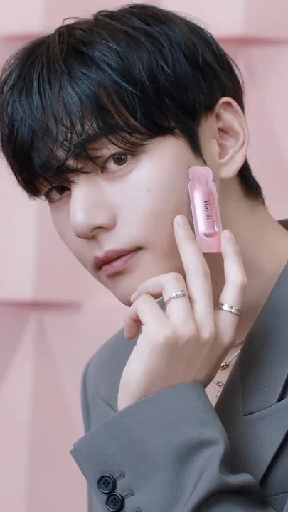 Emotional wallpaper shared by fans for Kim Taehyung (V)