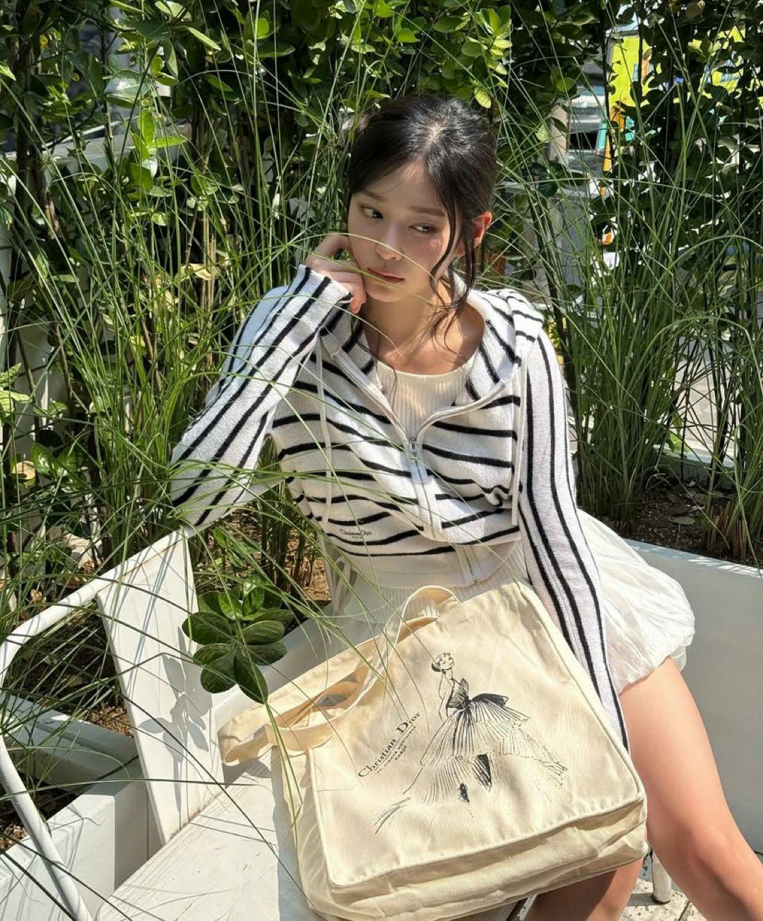Behind-the-scenes cut of Kim Minju
