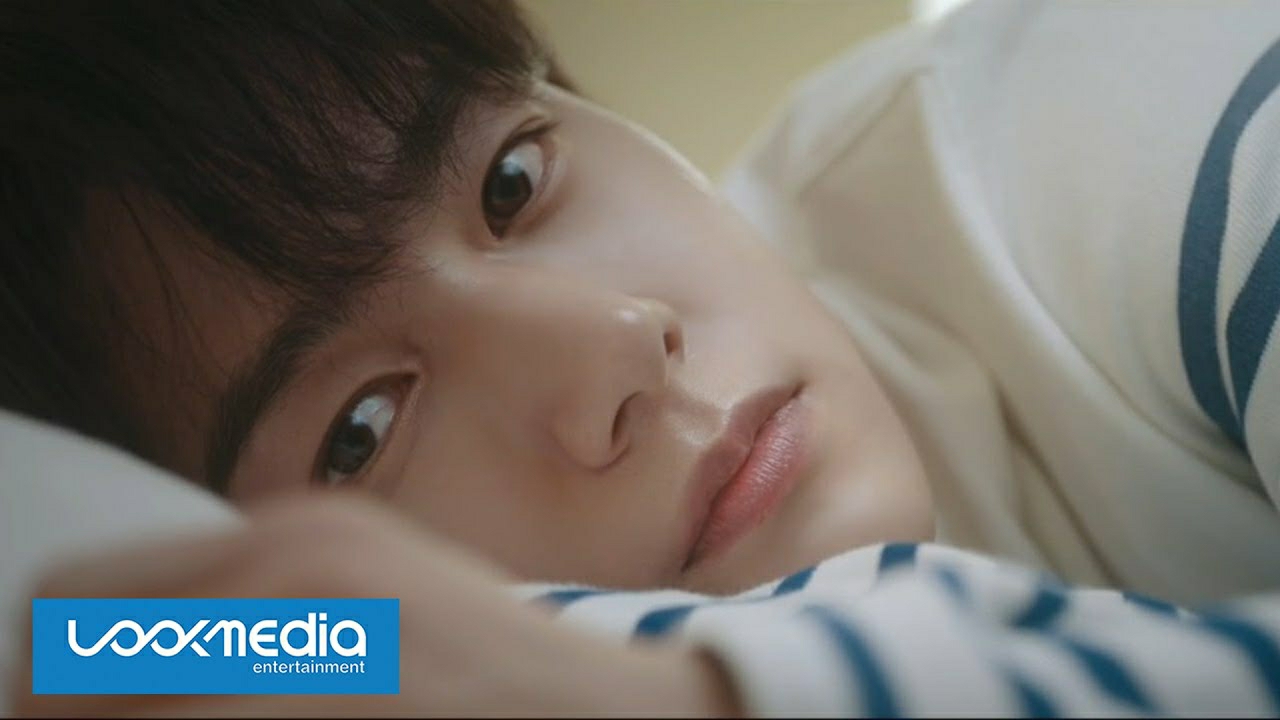A moment captured by a fan of Kim Myungsoo (L)