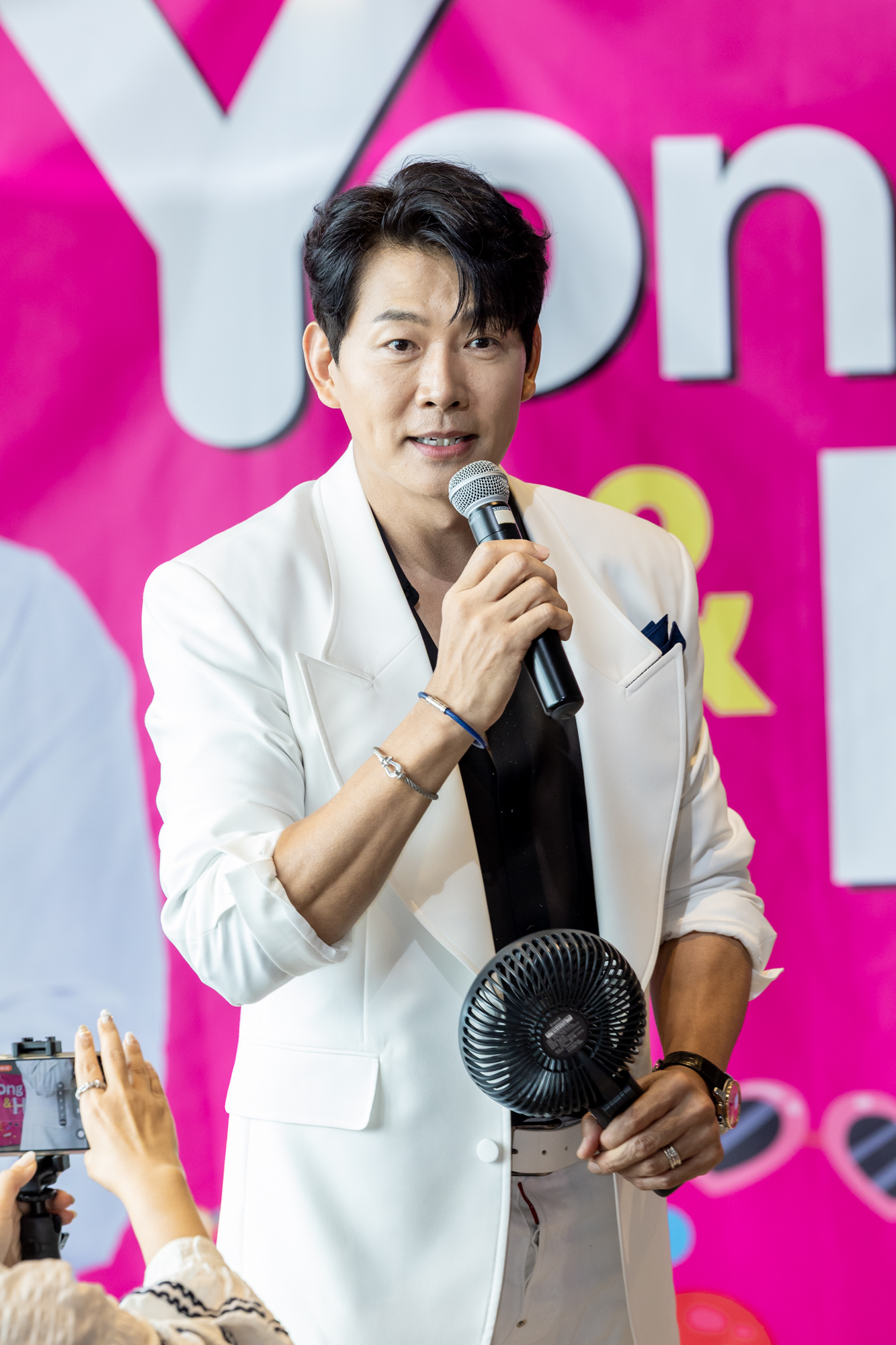 A moment captured by a fan of Kim Yongpil