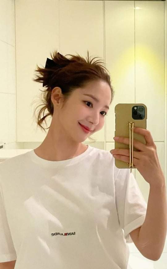 Behind-the-scenes cut of Park Minyoung
