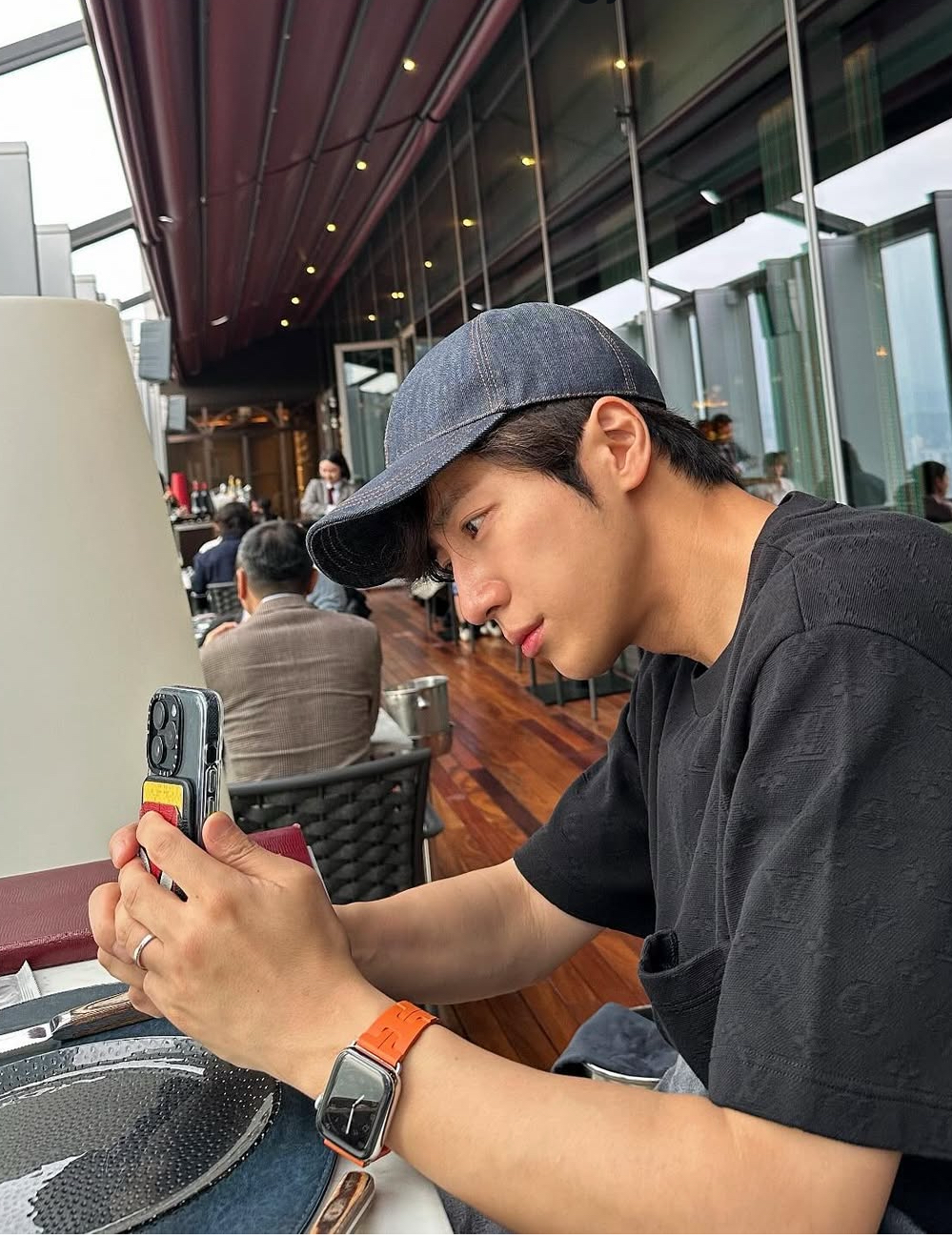 A moment captured by a fan of Lee Sangyeob