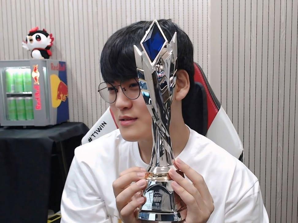 Behind-the-scenes cut of Gumayusi