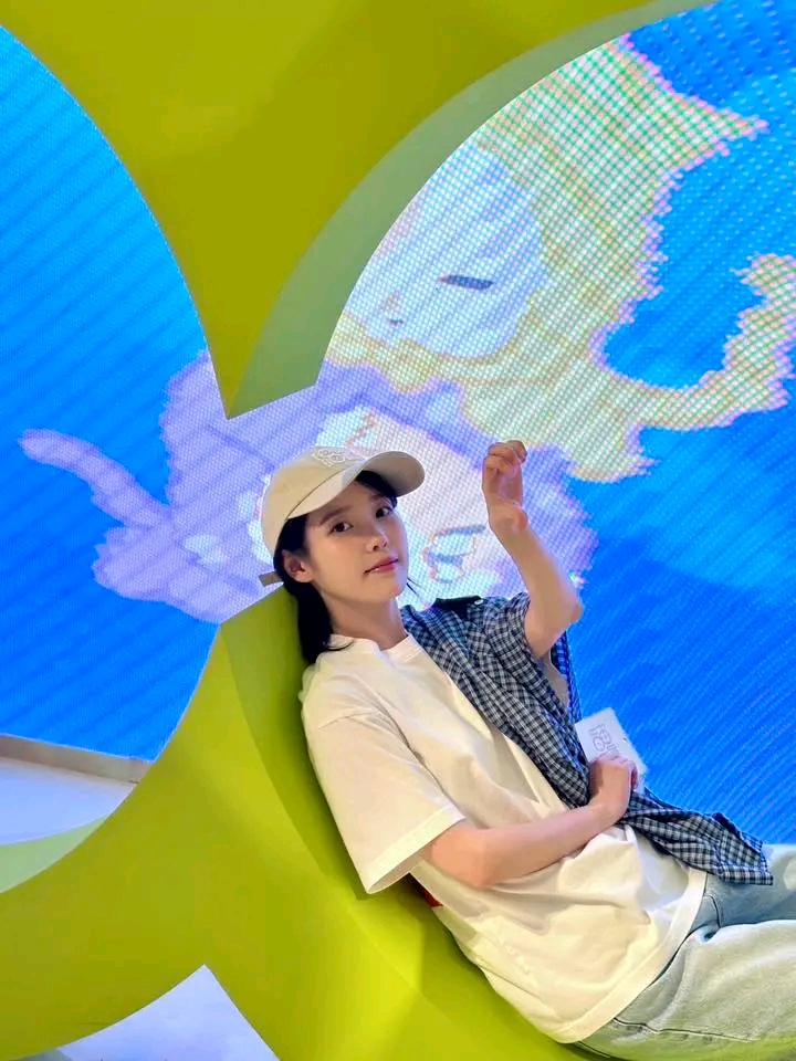A moment captured by a fan of IU