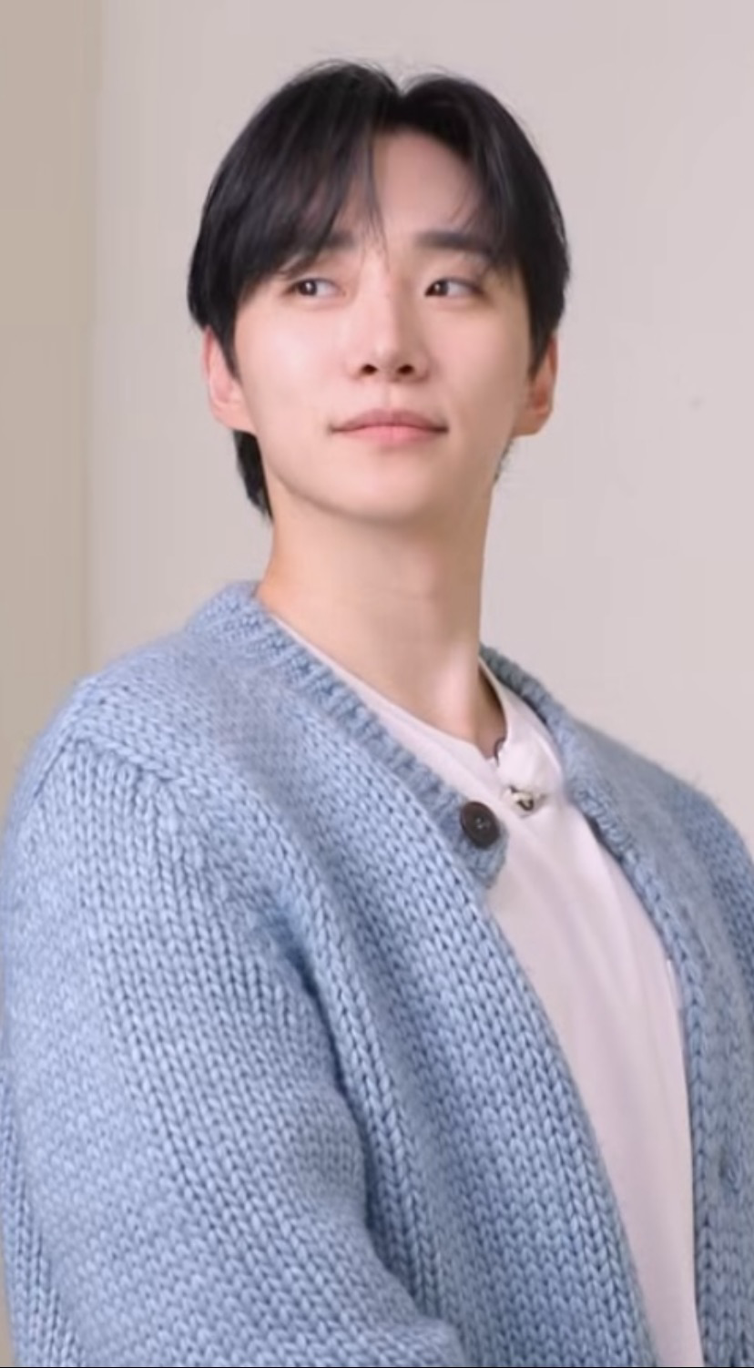 Emotional wallpaper shared by fans for Lee Junho