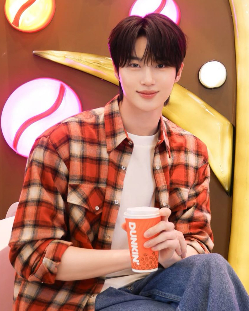 Behind-the-scenes cut of Byeon Wooseok