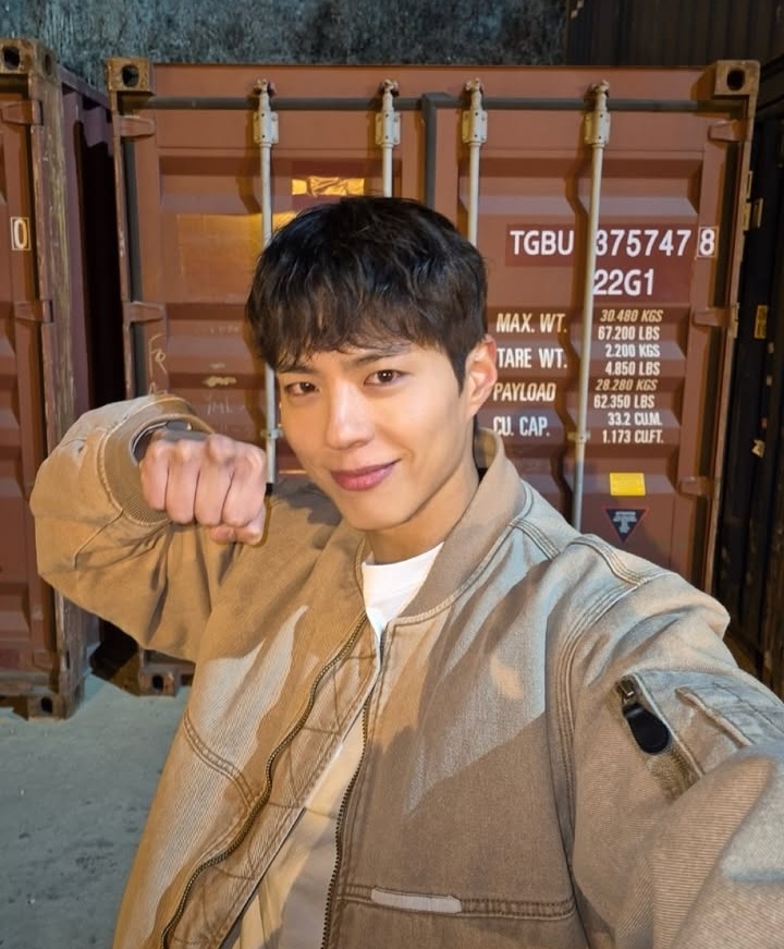 A moment captured by a fan of Park Bogum