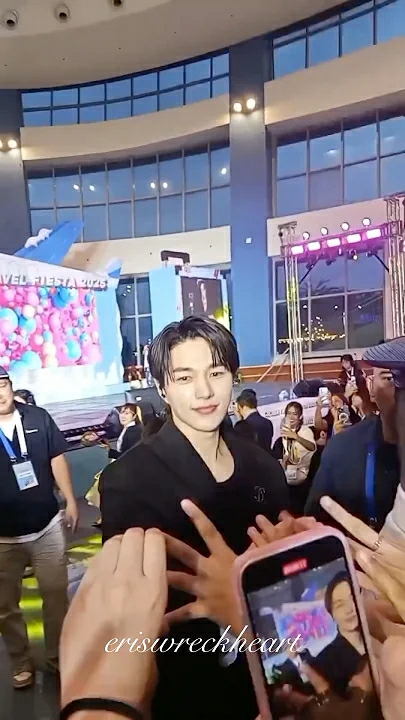 Behind-the-scenes cut of Kim Myungsoo (L)