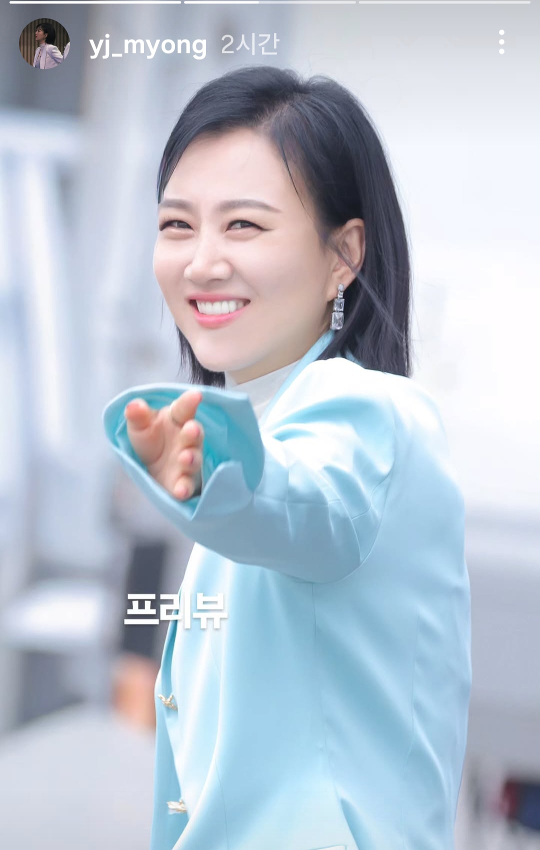 A moment captured by a fan of Jang Yoonjeong