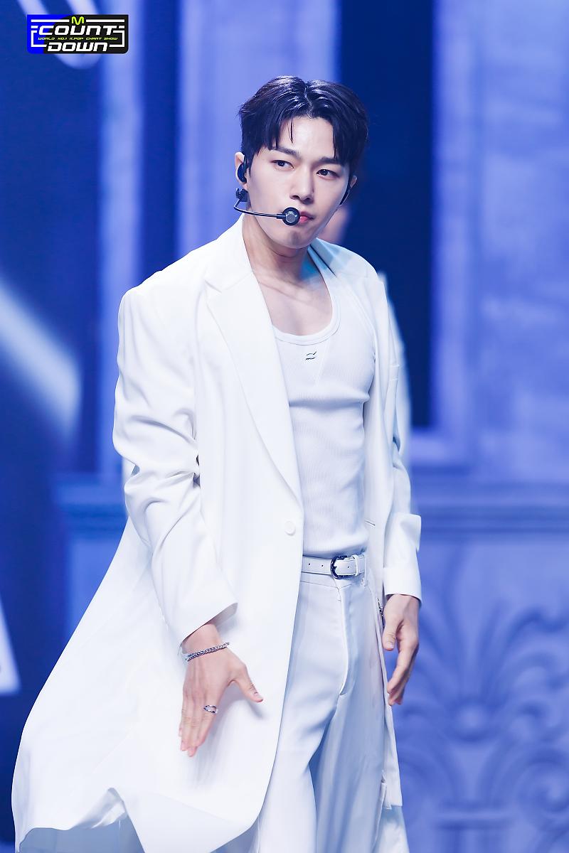 Behind-the-scenes cut of Kim Myungsoo (L)