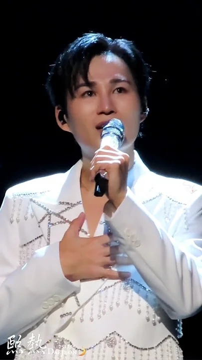 Emotional wallpaper shared by fans for Kim Heejae