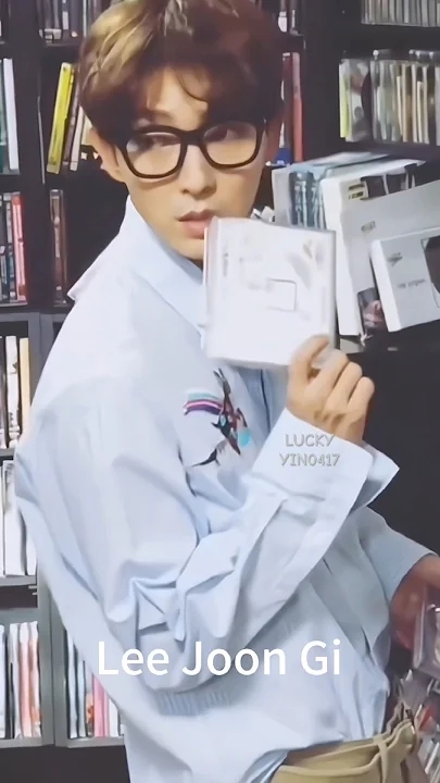 Emotional wallpaper shared by fans for Lee Joongi