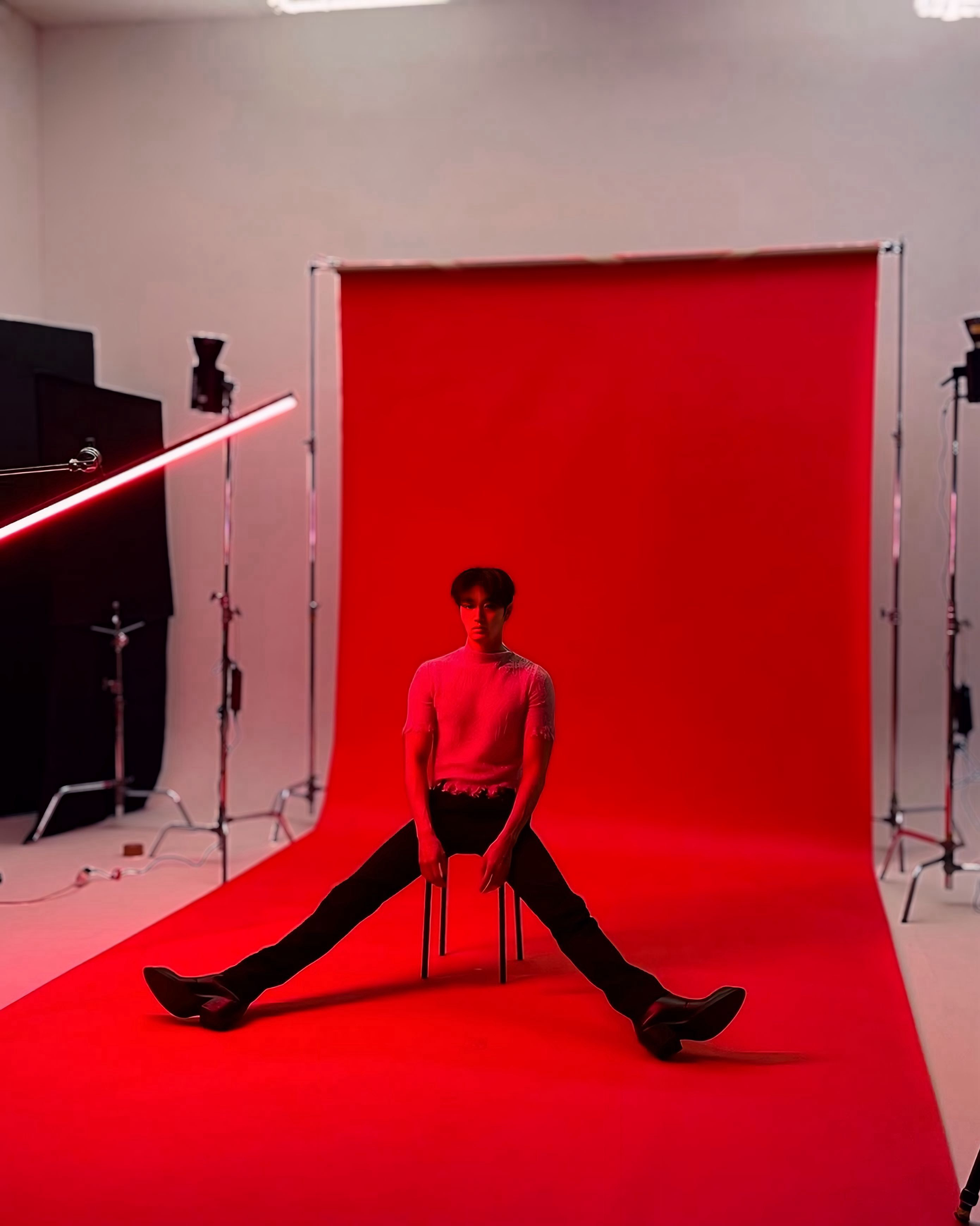 Behind-the-scenes cut of Kim Jaewon