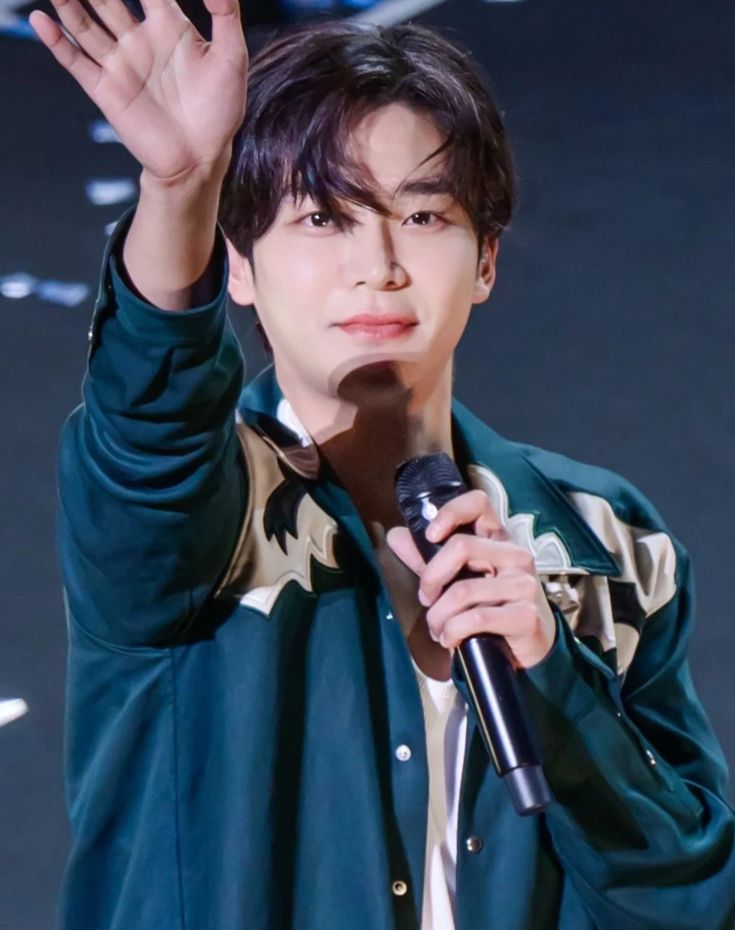 A moment captured by a fan of Rowoon