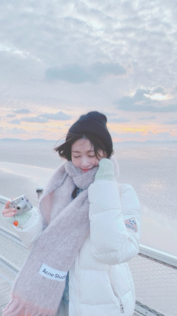 Special wallpaper made by Jung Somin's fans