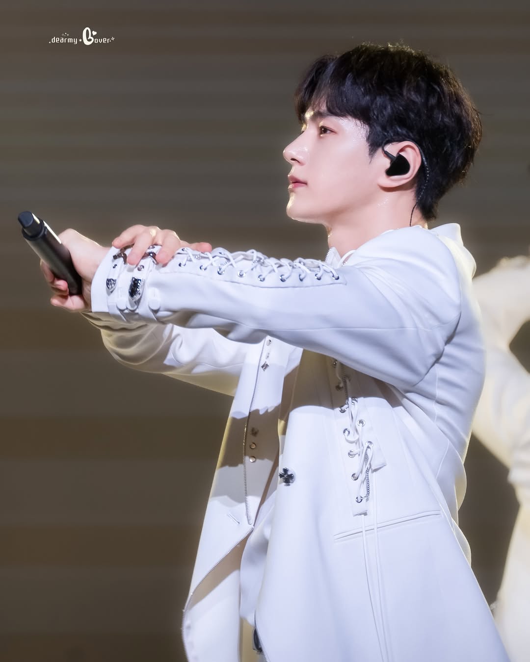 A moment captured by a fan of Kim Myungsoo (L)