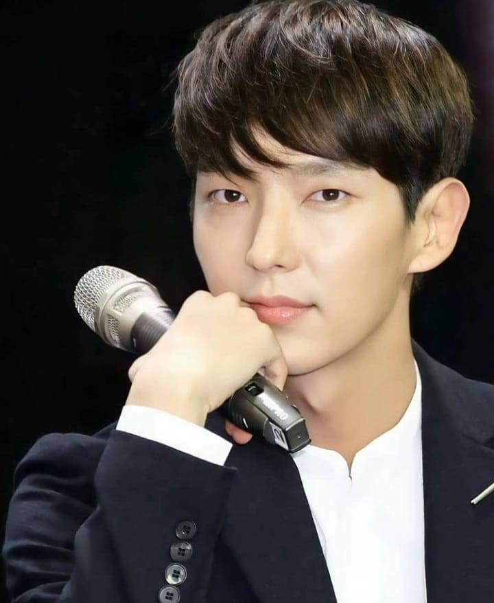 A moment captured by a fan of Lee Joongi