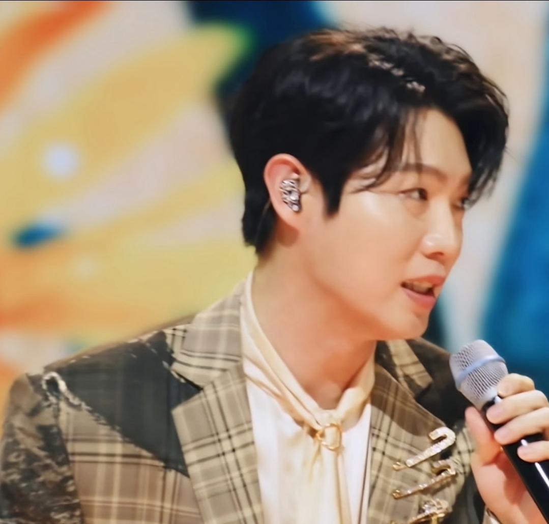 A moment captured by a fan of Son Taejin