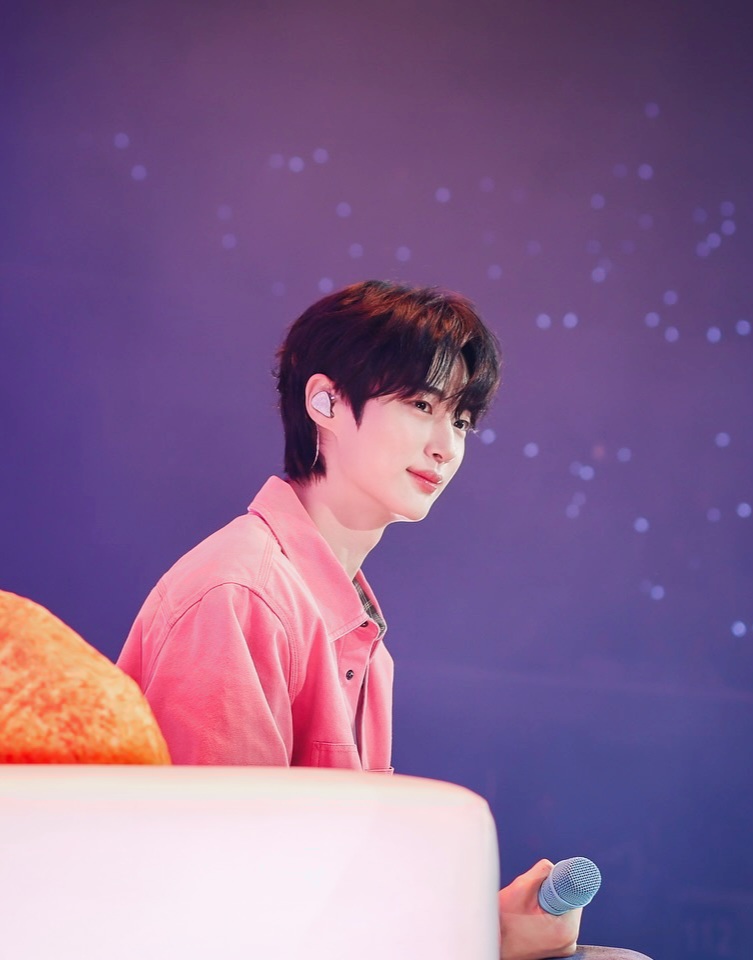 Behind-the-scenes cut of Byeon Wooseok