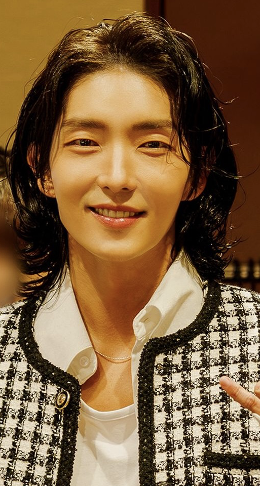 Behind-the-scenes cut of Lee Joongi