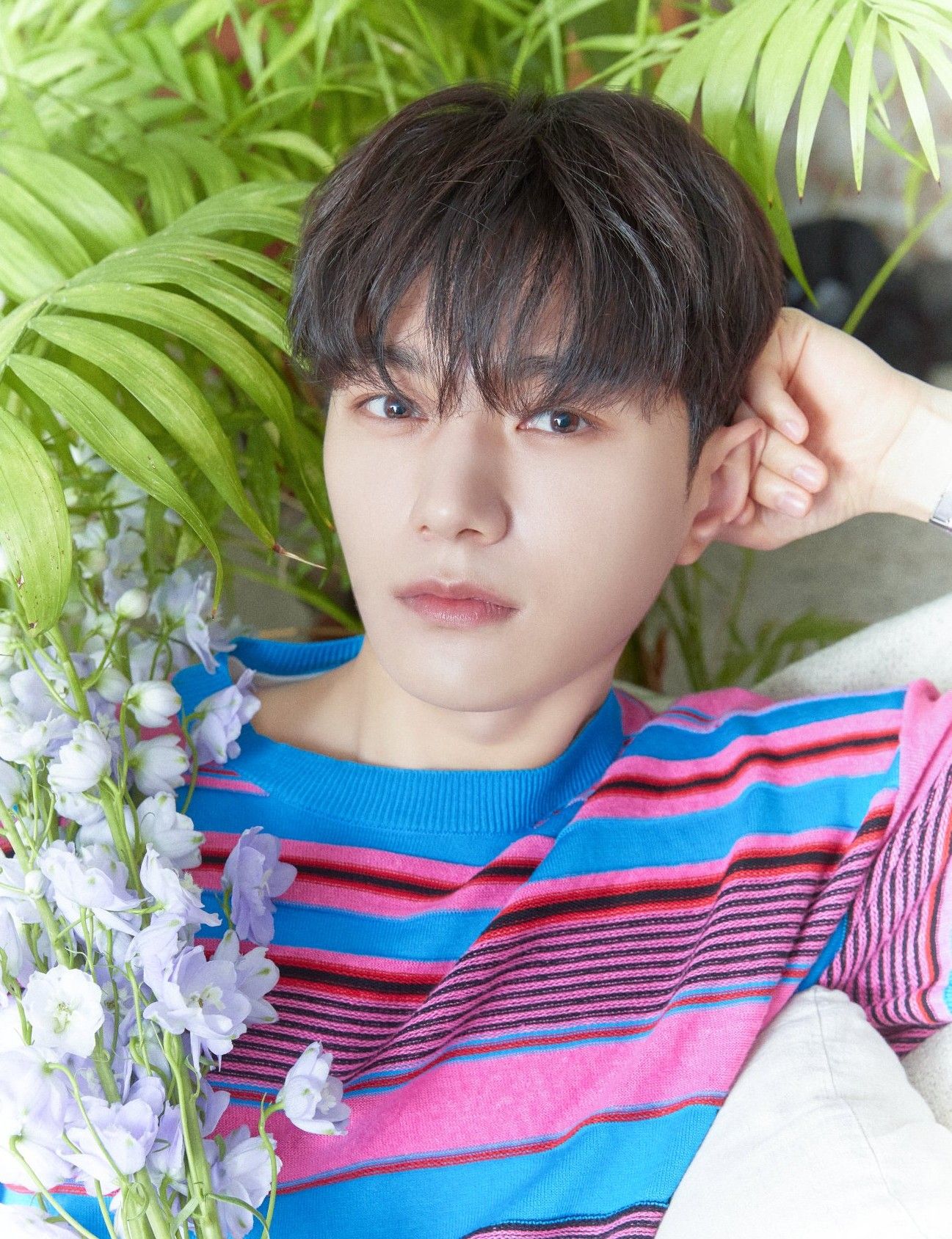 Behind-the-scenes cut of Kim Myungsoo (L)