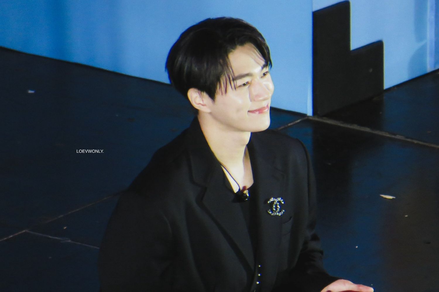 A moment captured by a fan of Kim Myungsoo (L)