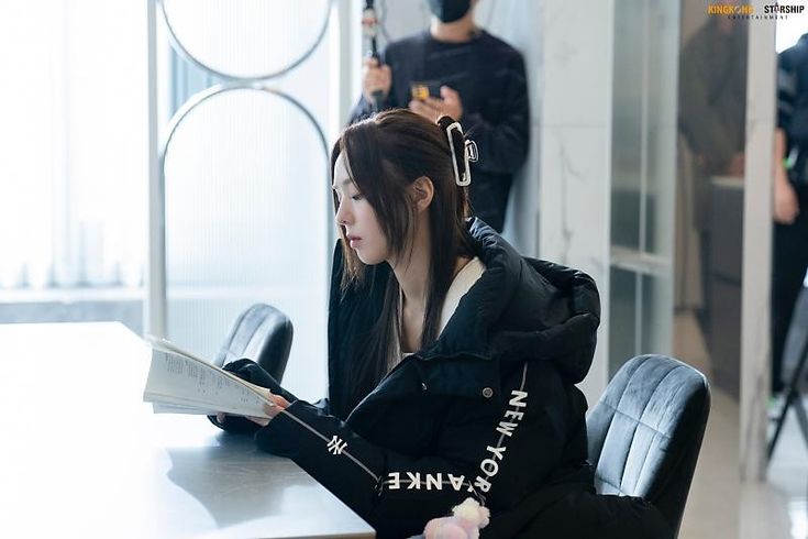 Behind-the-scenes cut of Chae Subin