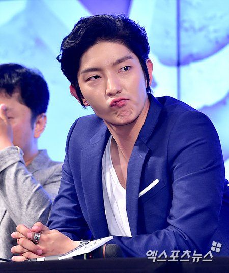 A moment captured by a fan of Lee Joongi