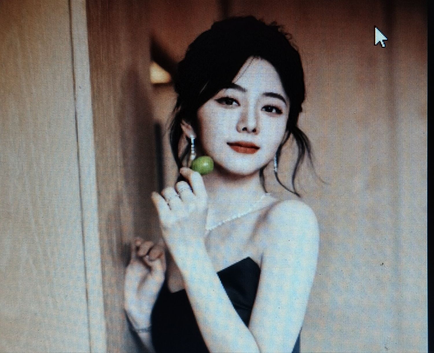 Behind-the-scenes cut of Tan Song Yun