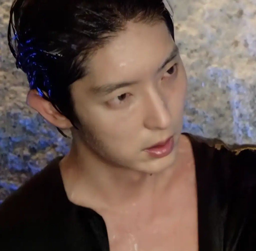 Behind-the-scenes cut of Lee Joongi