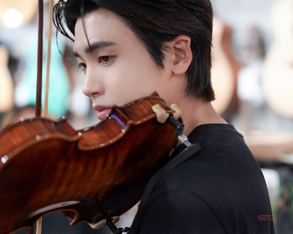 A moment captured by a fan of Park Hyungsik