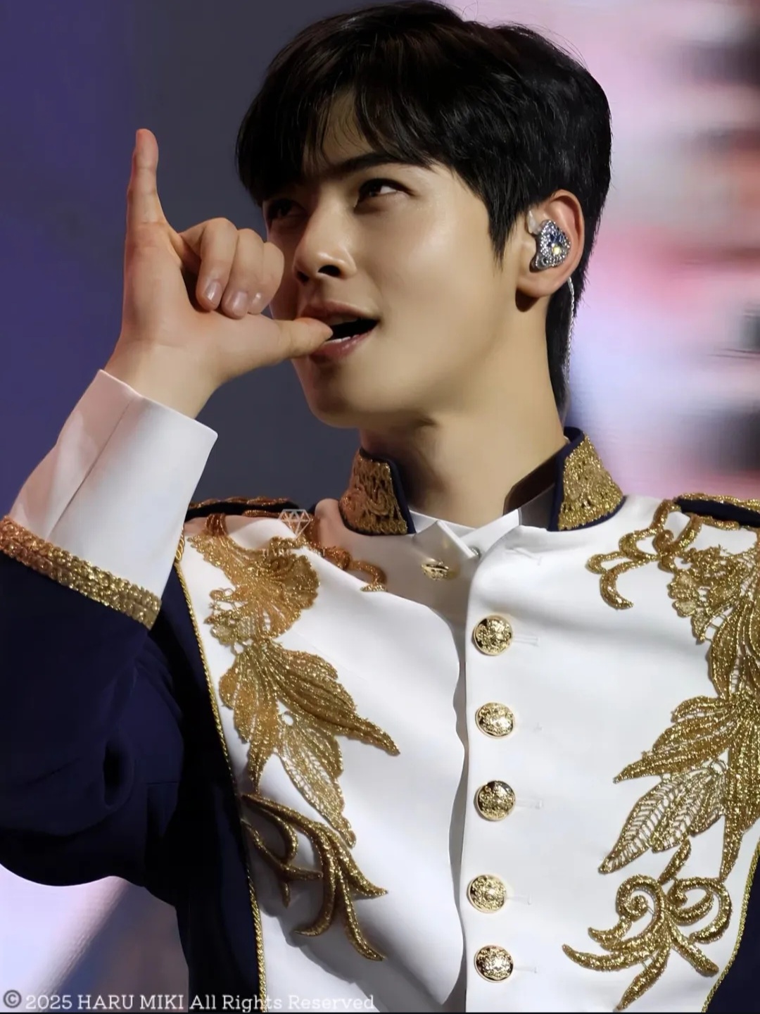 Behind-the-scenes cut of Cha Eunwoo