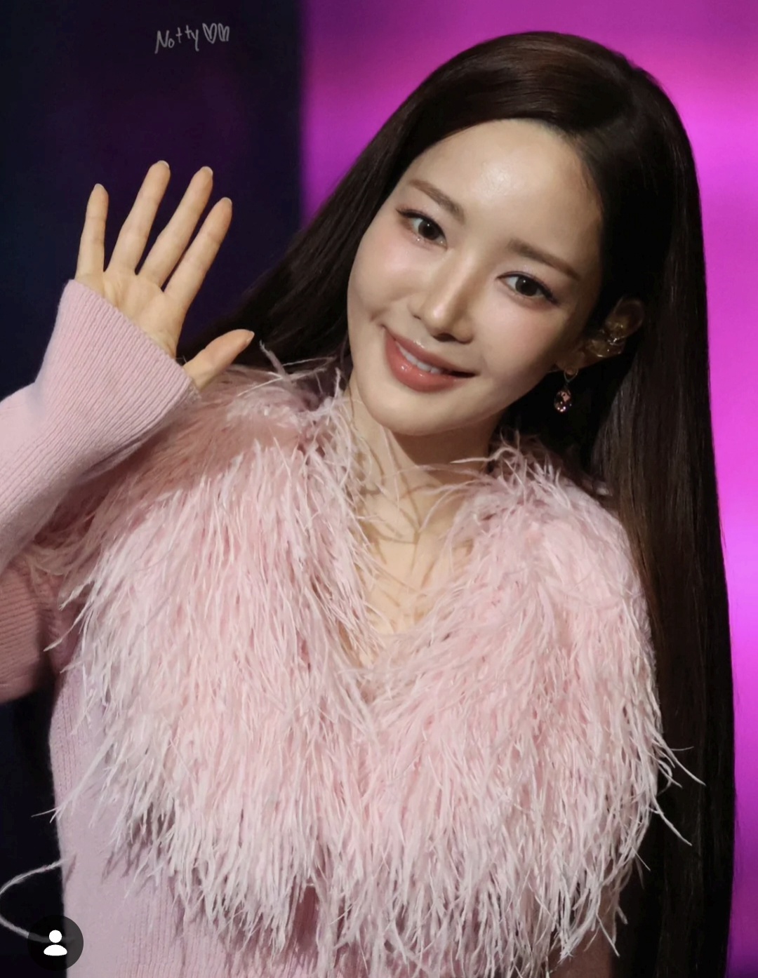 パク・ミニョンの最近の活動ショット