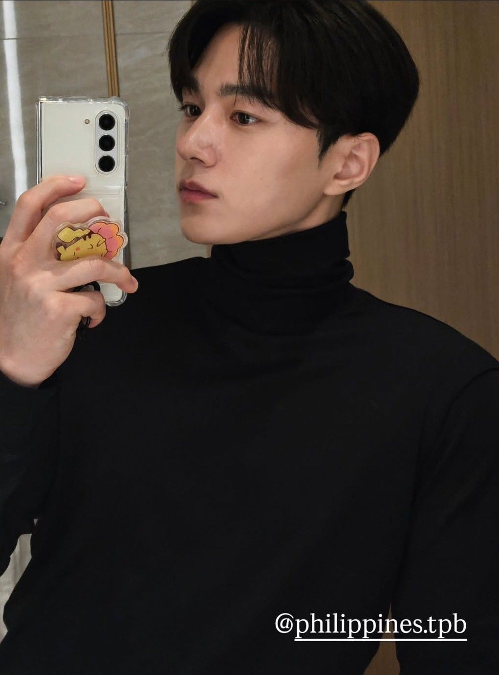 A moment captured by a fan of Kim Myungsoo (L)