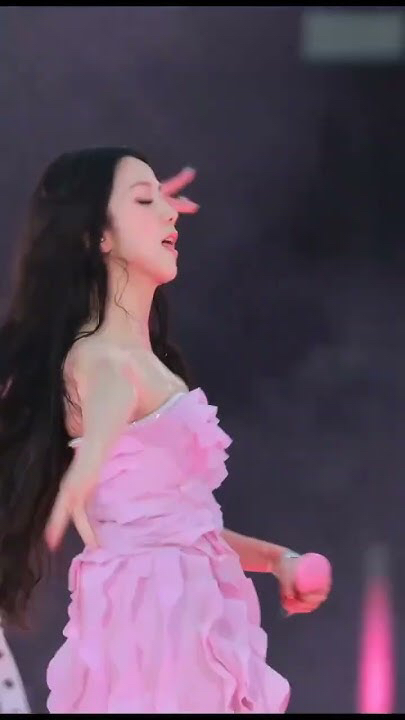 Emotional wallpaper shared by fans for Jisoo (1995)