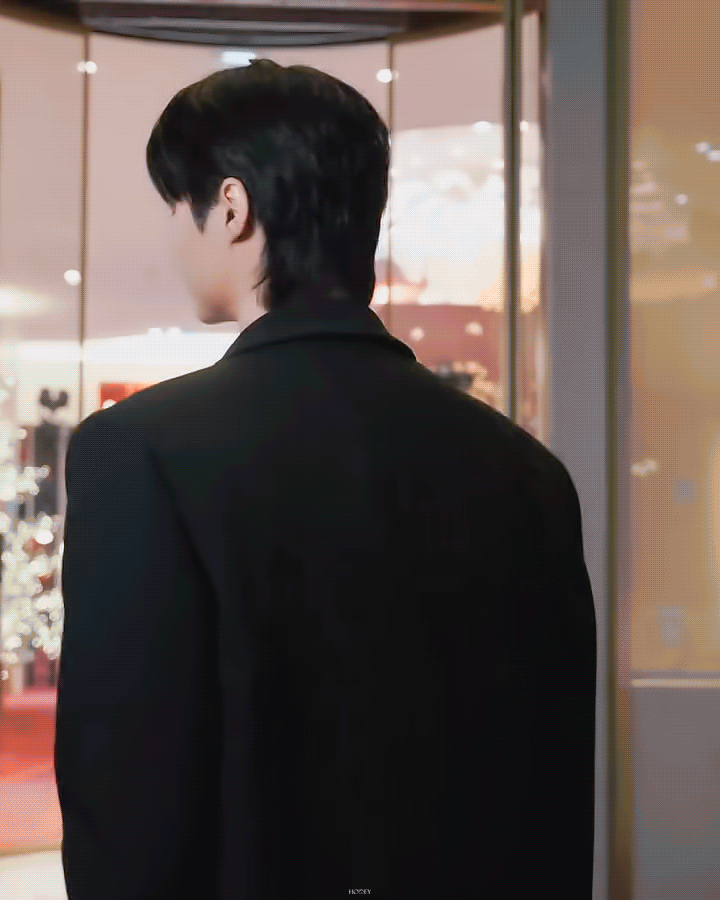 Behind-the-scenes cut of Byeon Wooseok