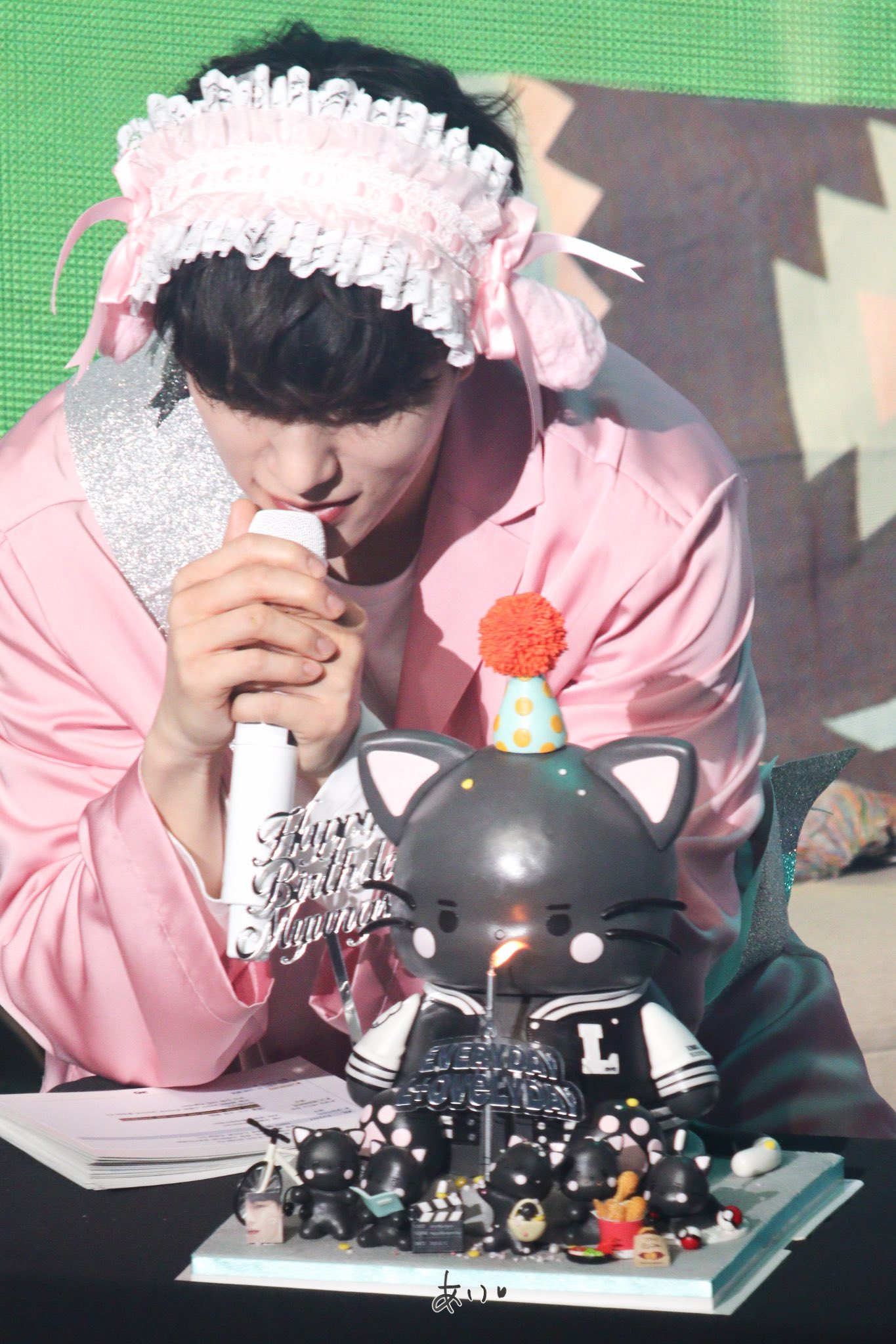 Behind-the-scenes cut of Kim Myungsoo (L)