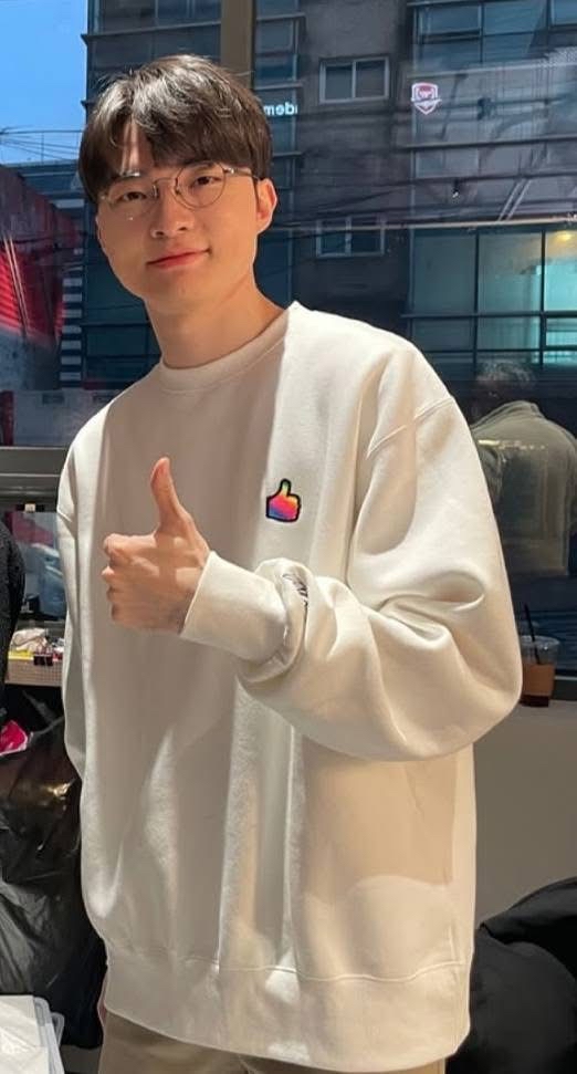 Special wallpaper made by Faker's fans