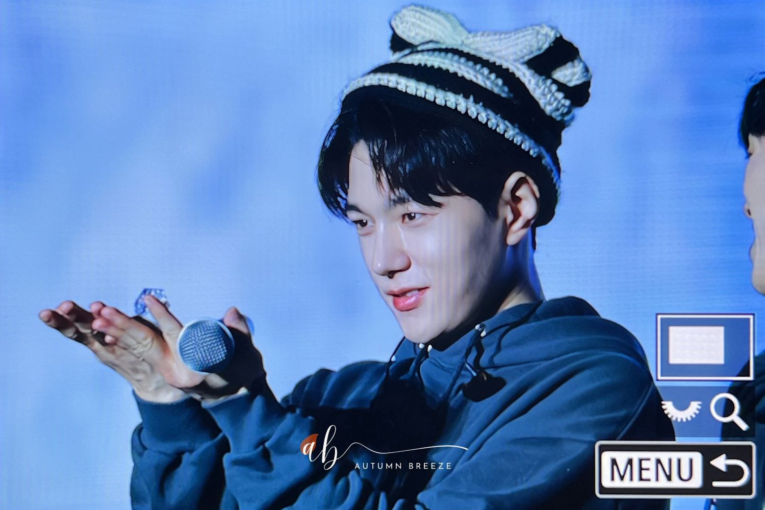 A moment captured by a fan of Kim Myungsoo (L)