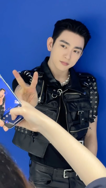 A moment captured by a fan of Park Jinyoung