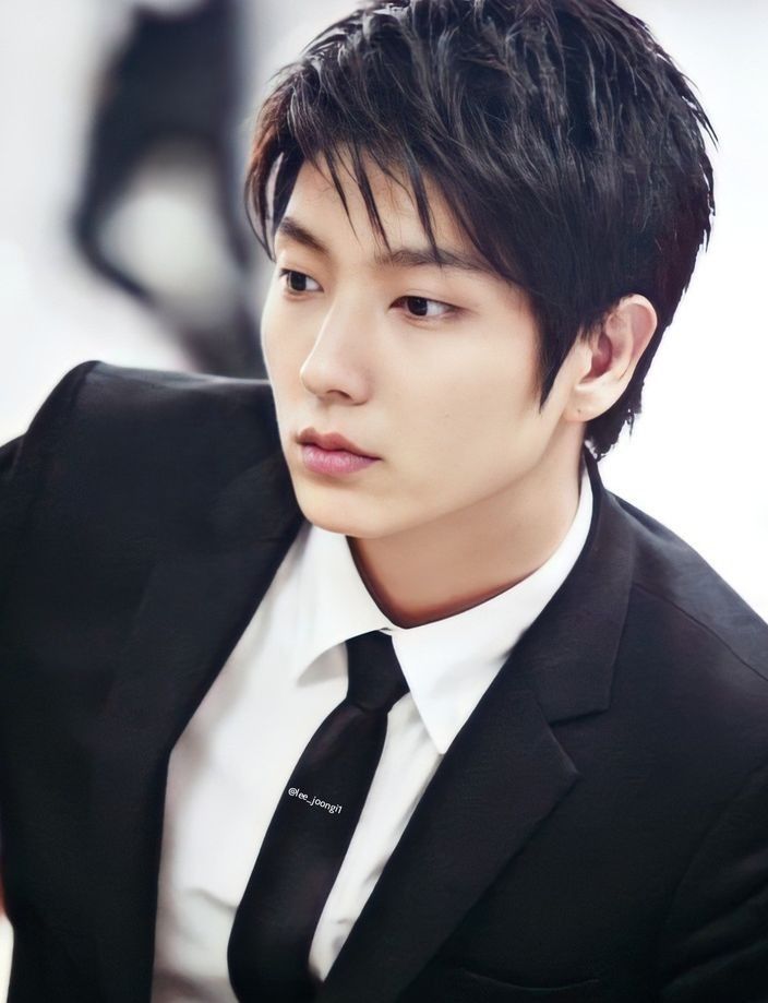 A moment captured by a fan of Lee Joongi