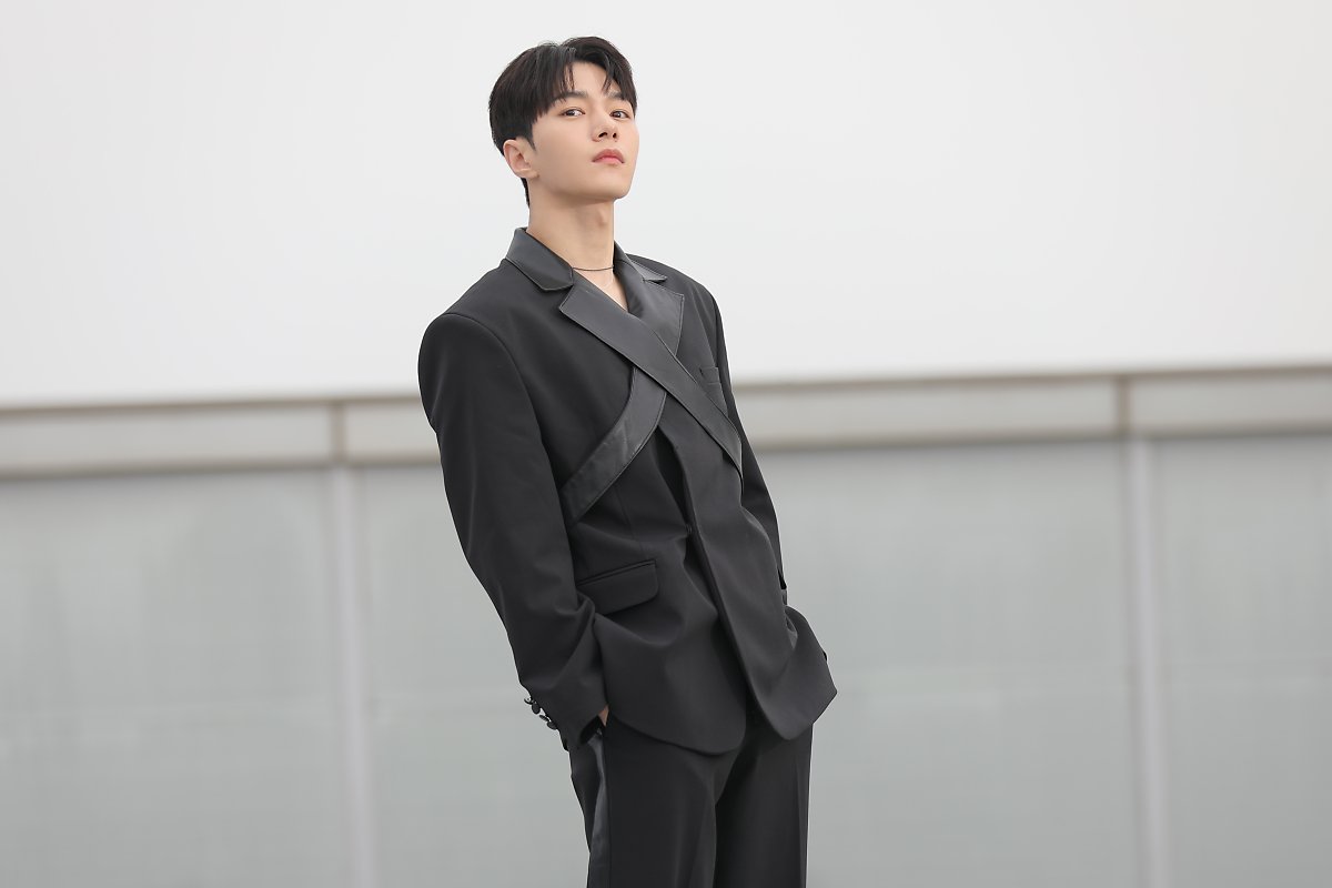 Behind-the-scenes cut of Kim Myungsoo (L)