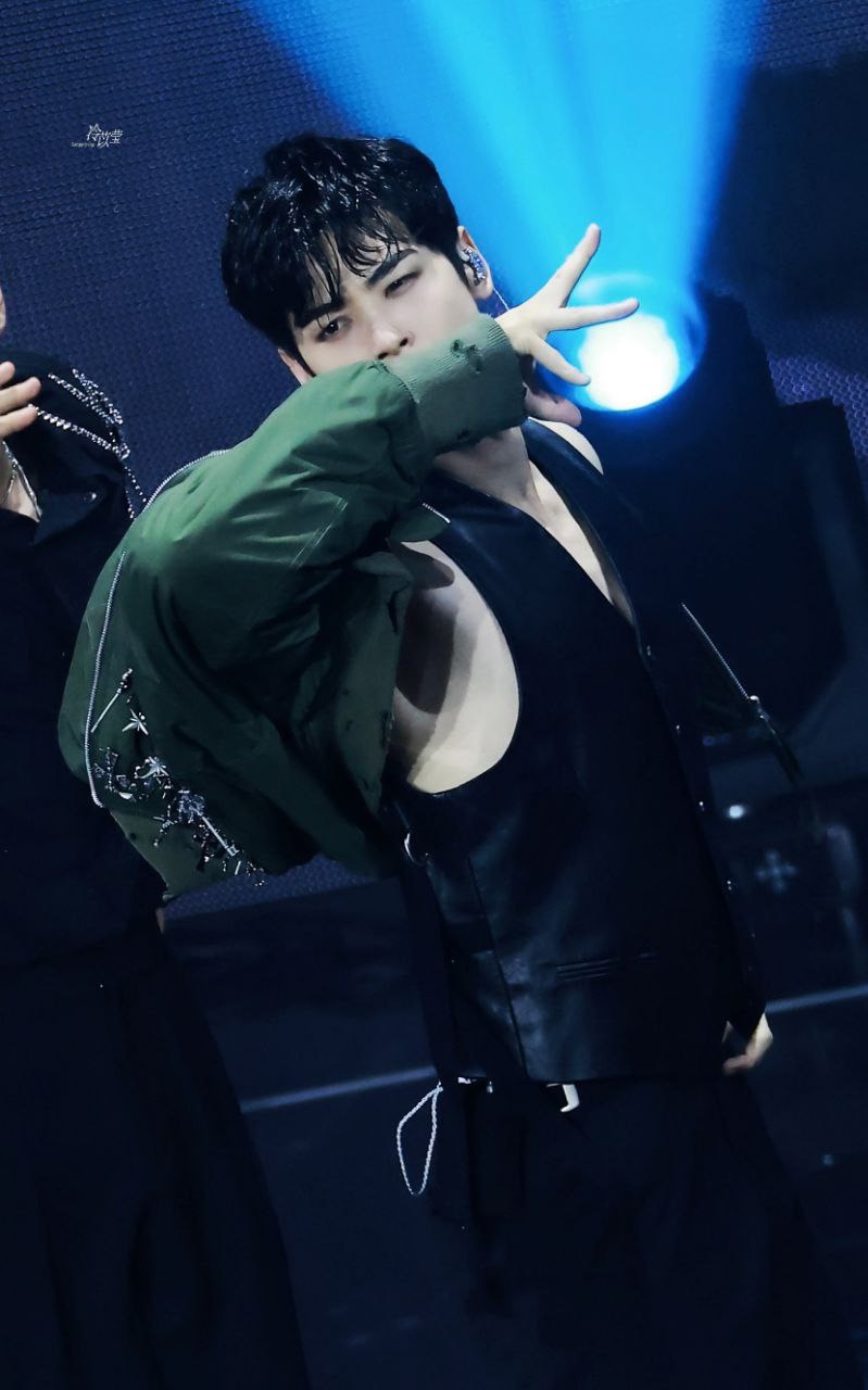 A moment captured by a fan of Cha Eunwoo