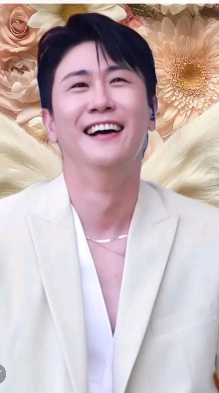Special wallpaper made by Young Tak's fans