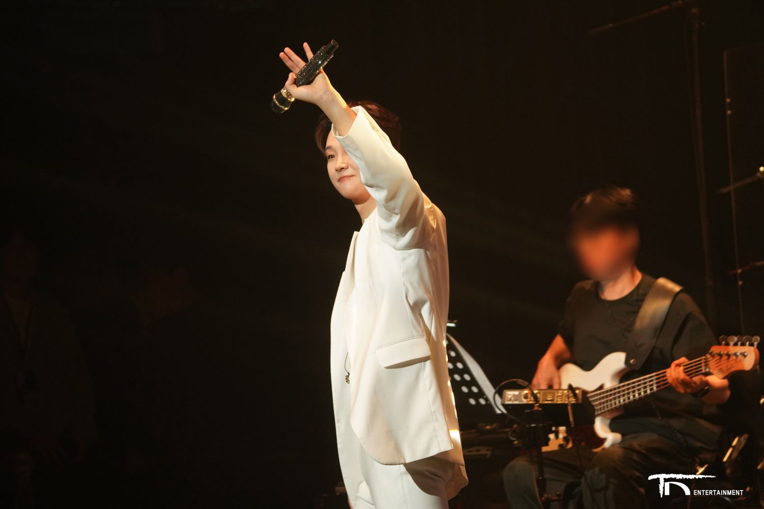 A moment captured by a fan of Song Minjun