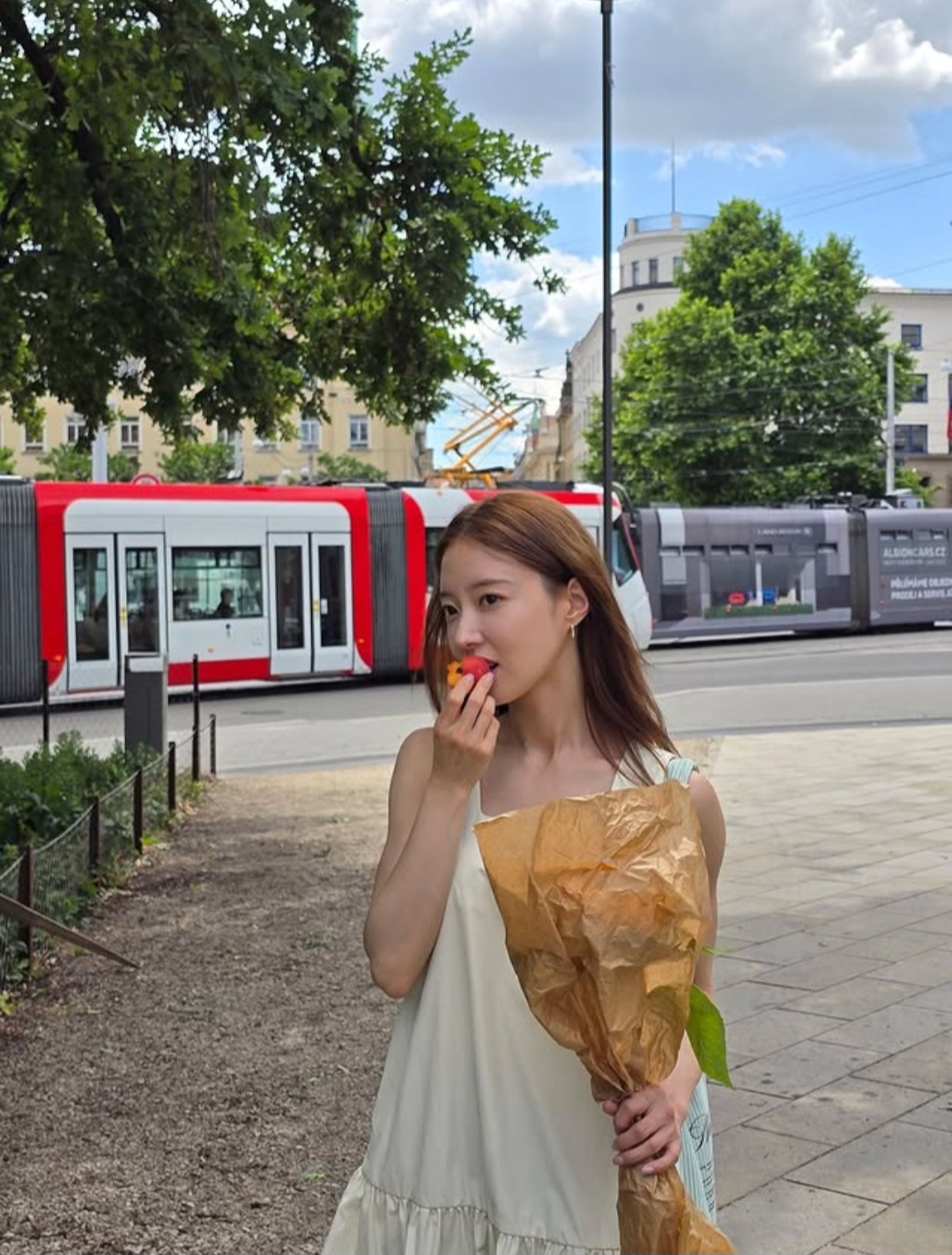 Behind-the-scenes cut of Lee Seyoung