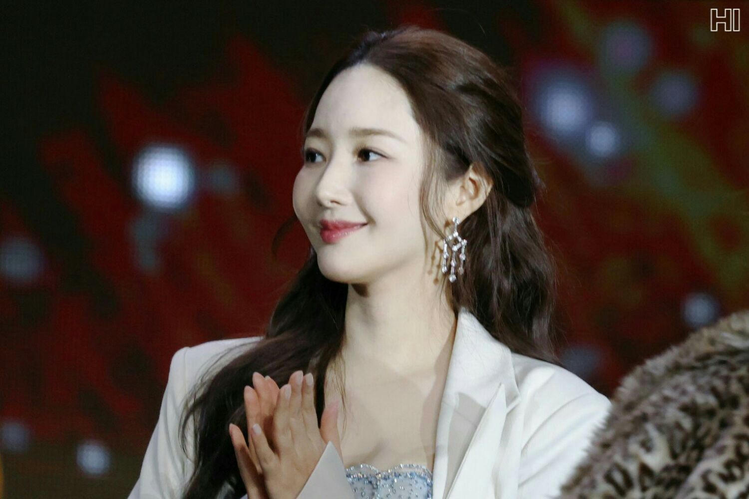Behind-the-scenes cut of Park Minyoung